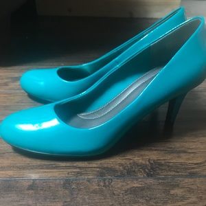 Size 10 teal pumps